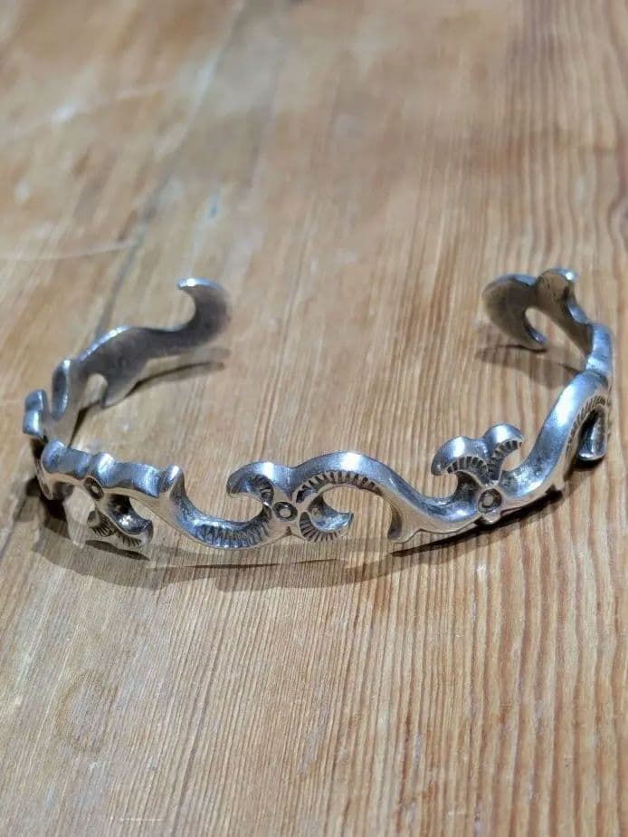 ナバホ　サンドキャスト　バングル 133mm ナバホ族 Henry Morgan サンドキャスト バングル｜マライカ公式通販