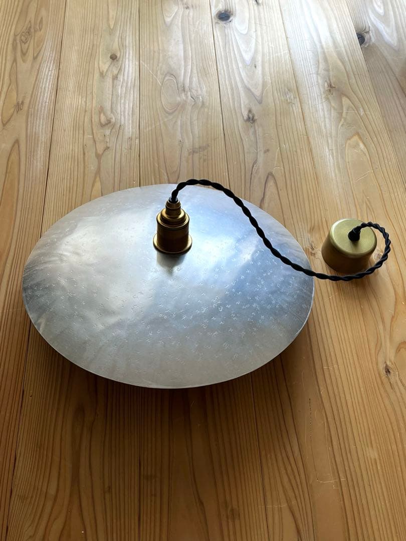 鎚目模様のシェードランプ E26 アルミ、真鍮シーリングカップ付 toolbox 鎚目模様のシェードランプ E26 お皿型 アルミ | LT-PD010-11-G148