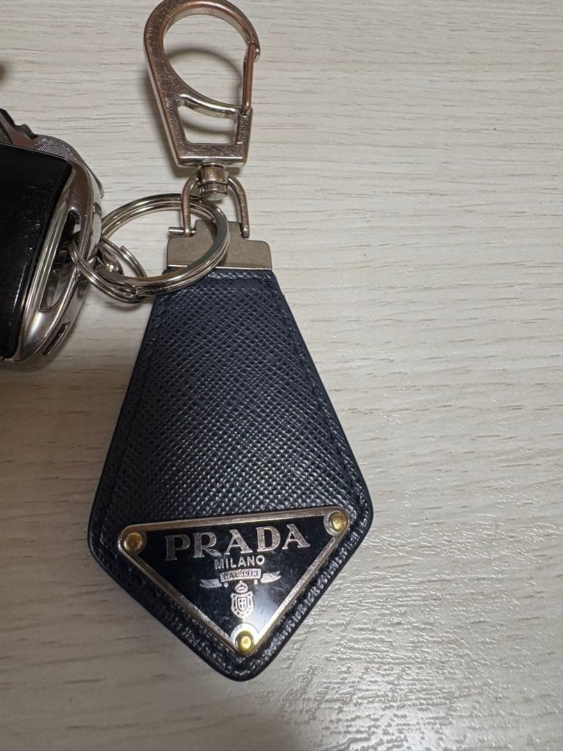 パ*ボ様 プラダ キーリング キーホルダー サフィアーノレザー トライアングル pr-2pp041053f0458_1.jpg