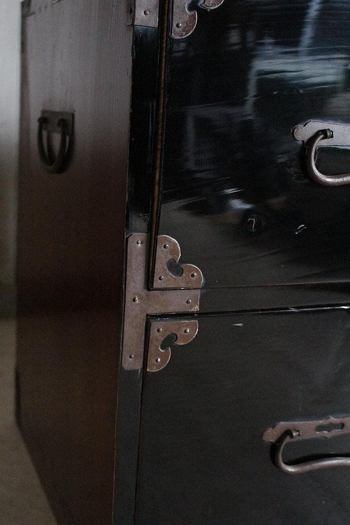 綺麗な丸金具庄内箪笥 2段 タンス 収納 古家具 古民家 時代家具 - メルカリ