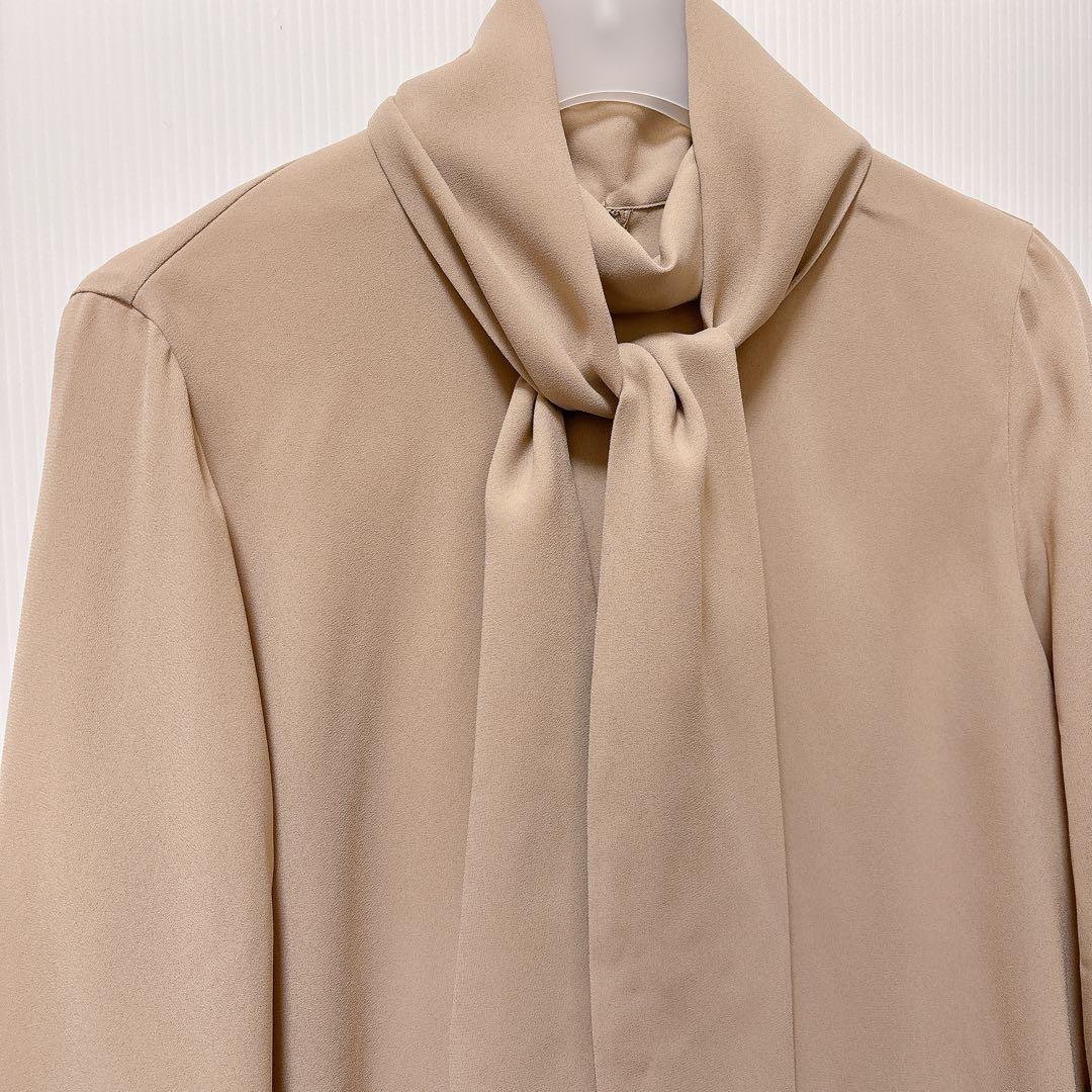 ベイジ】ボウタイ リボン ハイネック ブラウス とろみ ベージュ 金