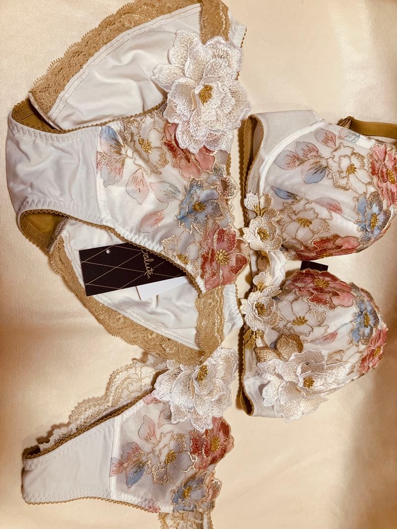 サルート 03G ブラE70＆ショーツM Tバック付 3点 新品タグ付 - メルカリ