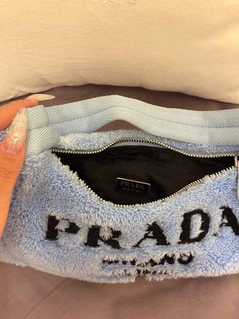 PRADA 水色 ファー ショルダーバッグ - メルカリ