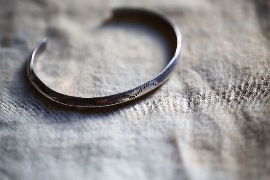 ナバホ Navajo シルバー925 バングル 中古・古着通販】NAVAJO (ナバホ) バングル シルバー｜ブランド・古着