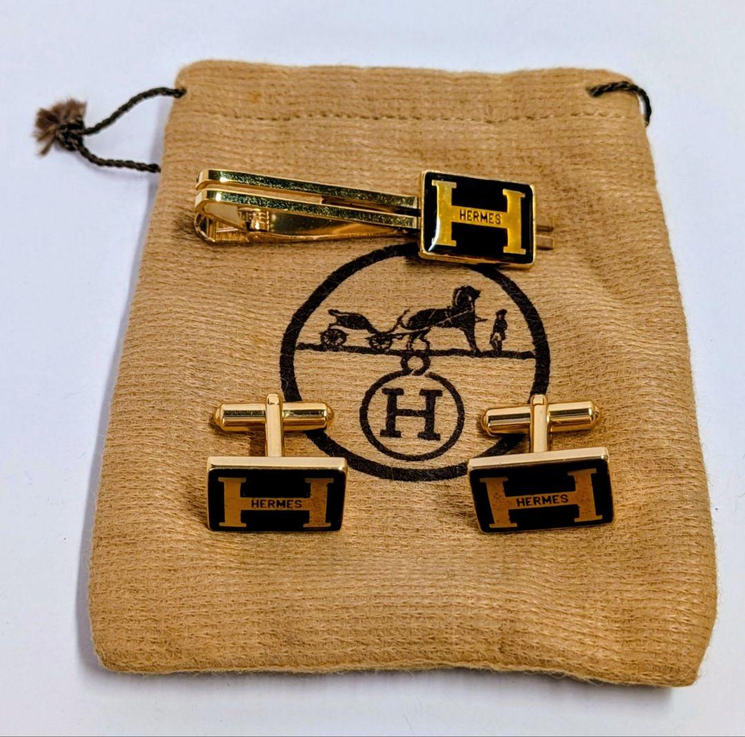 【美品】HERMES エルメス　ネクタイピン＆カフスセット　ゴールド＆ブラック HERMES（エルメス） #anzt ネクタイ 紺 シルク 総柄 ロゴ 動物
