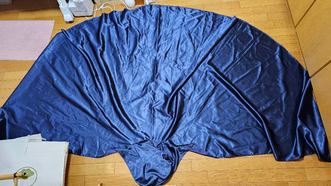フード付き紺色サテンマント 半円 - メルカリ