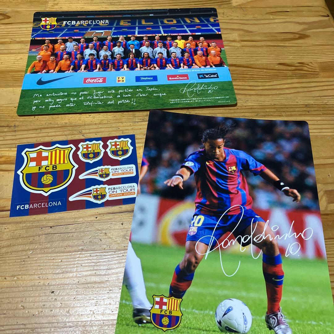 FCバルセロナ ロナウジーニョ サイン入り下敷き2枚、ステッカー1枚の