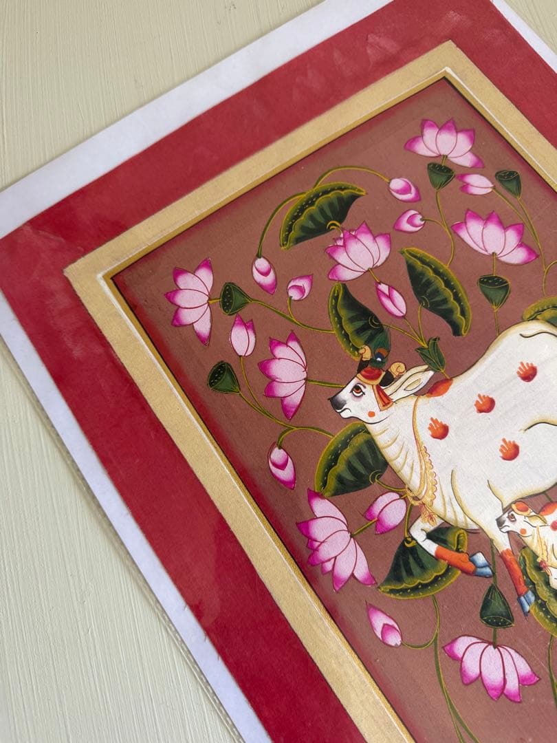 インド手描きピチャワイ画 牛と蓮の花の絵画