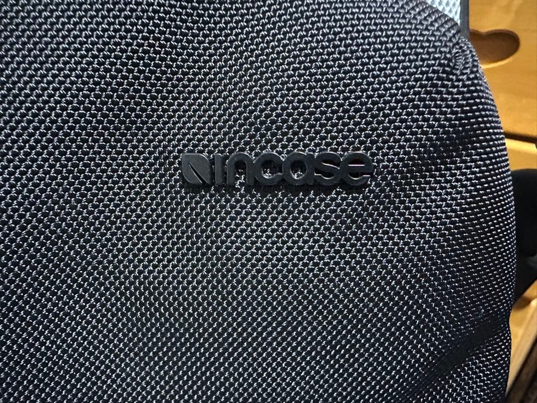 バッグ incase Tracks Sling / 7L -Black-