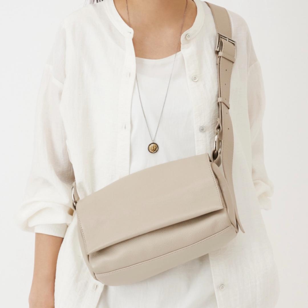 新品タグ付】ビアズリー レザー ボディバッグ ベージュ - メルカリ