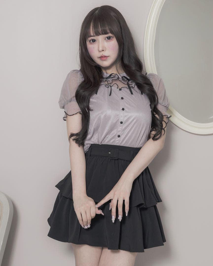 【pium/ピウム】フリルカラードットチュールブラウス pium フリルカラードットチュールブラウス グレー - メルカリ