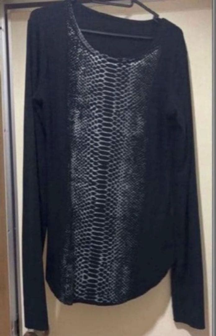 hyde着ifホワイトスネーク ノーブランドブラックパイソンカットソー