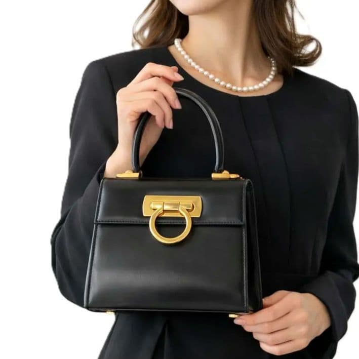 フェラガモ ガンチーニ ミニ台形 ハンドバッグ 黒 ゴールド金具 フォーマル フェラガモガンチーニ 2WAYバッグ 黒 ゴールド金具 レディース