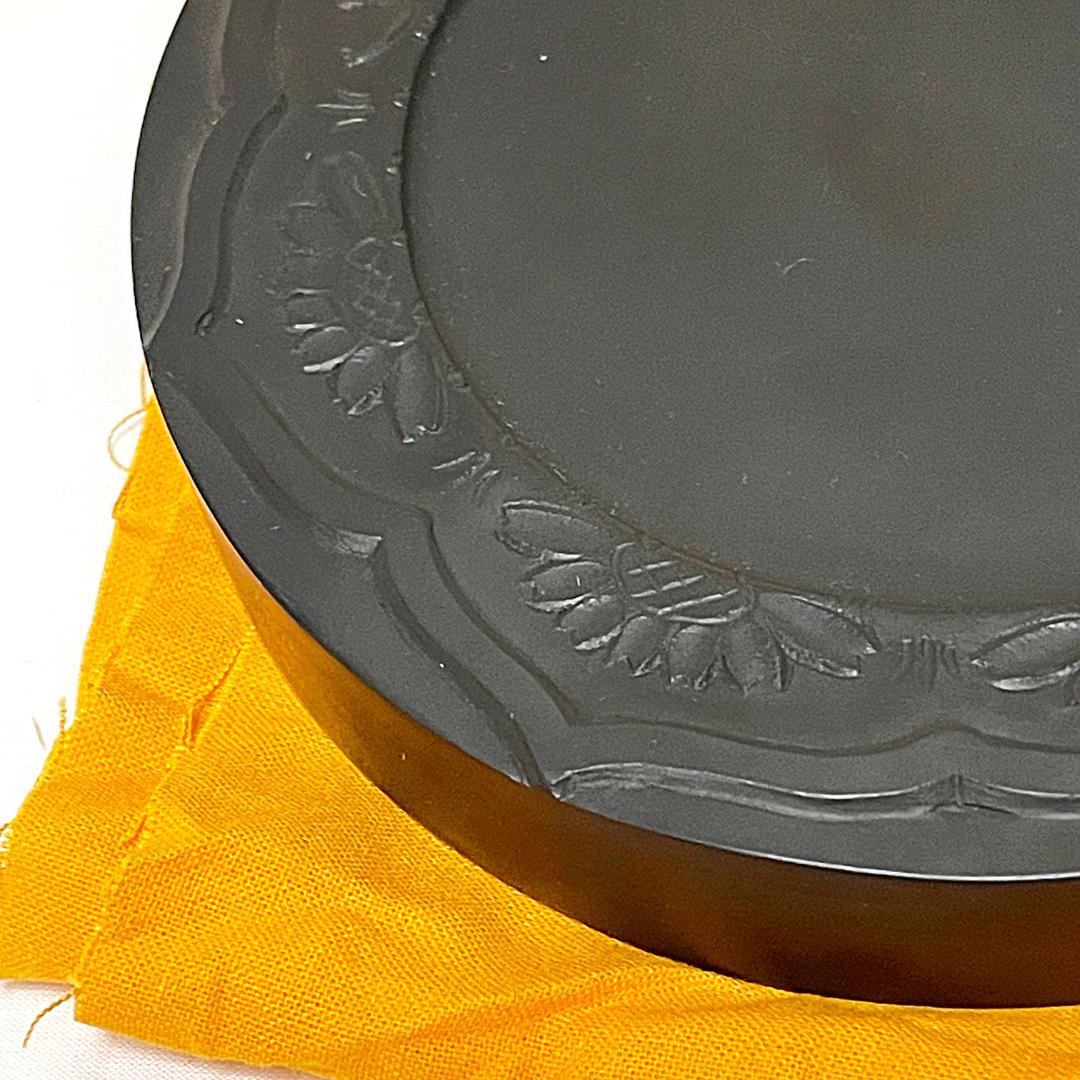 美品 雨端硯 十一世 雨宮静軒 円形花紋彫 玉礎硯 共箱付き - メルカリ