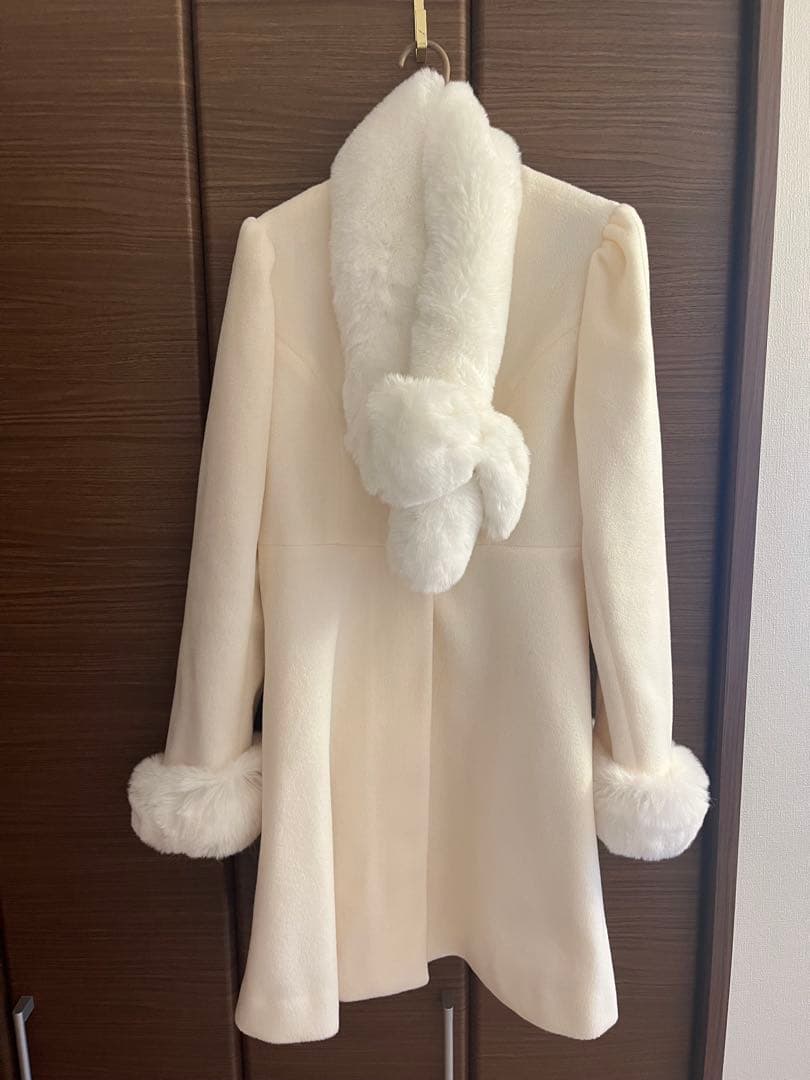 evelyn ビジューコート リボンティペット付き ホワイト 2022 - メルカリ