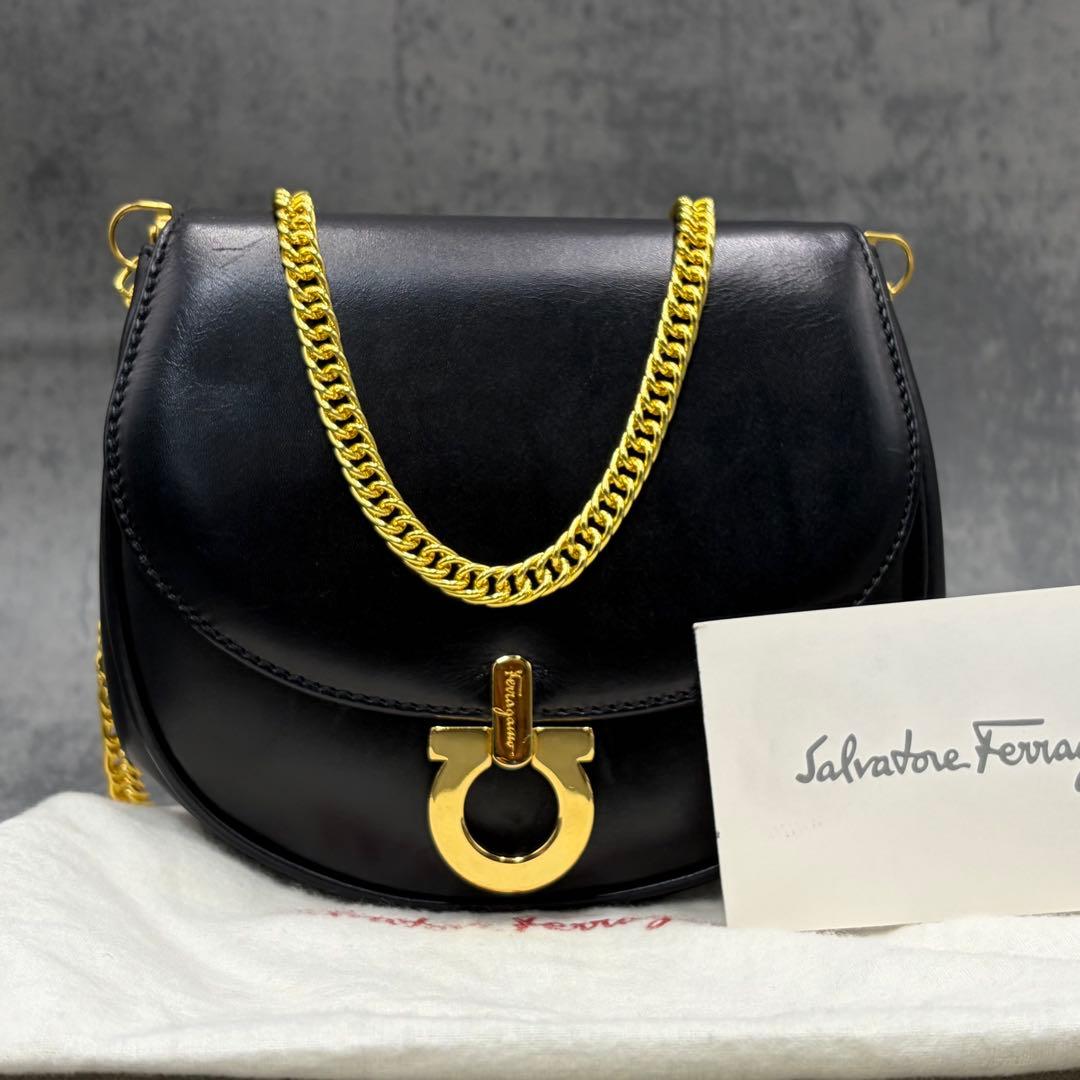 美品 フェラガモ ショルダーバッグ ガンチーニ金具 チェーン レザー 黒