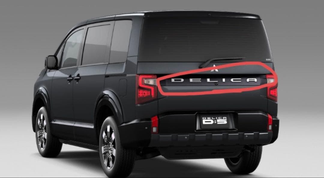 三菱自動車 デリカD5 新型 2026 純正リアガーニッシュ一体エンブレム