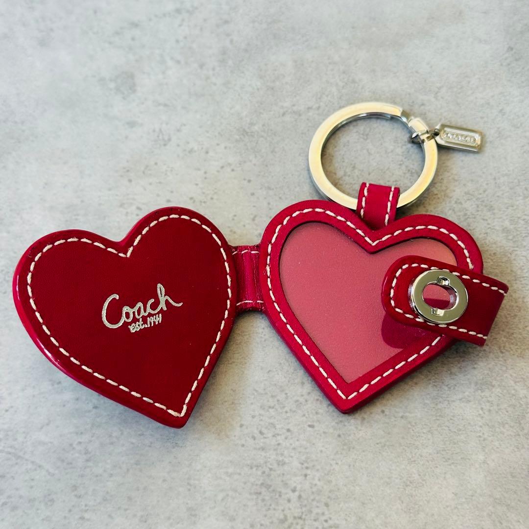 COACH シグネチャー ハート ターンロック ピクチャーフレーム チャーム