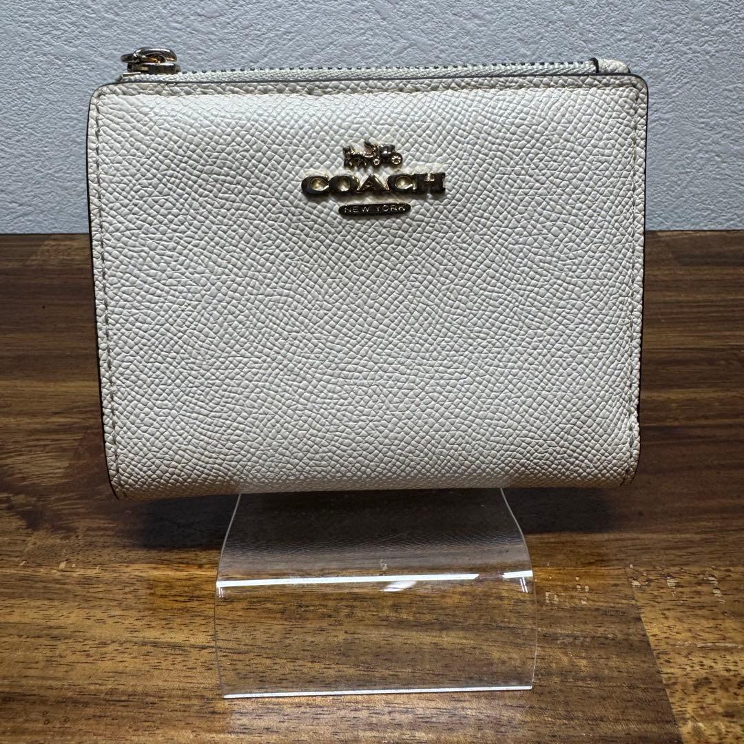 美品】COACH 二つ折り財布 アイボリーレザー - メルカリ