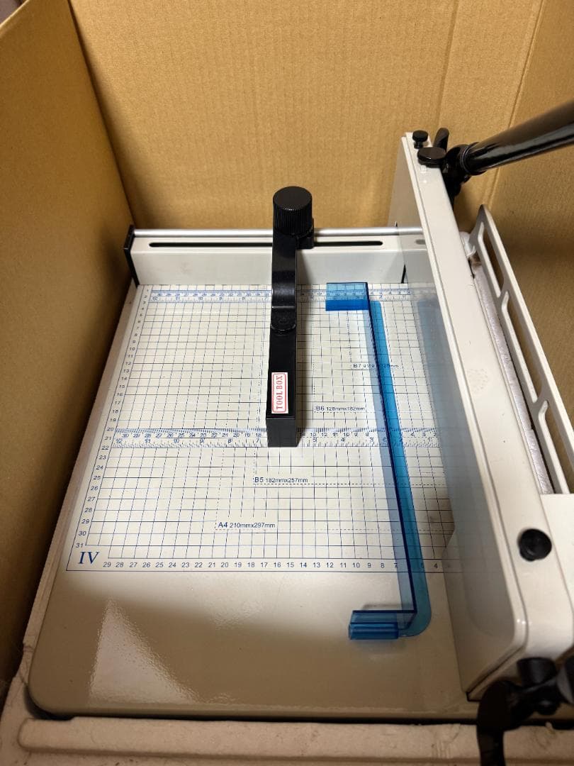 【大型裁断機】A4サイズ ペーパーカッター 業務用 グリッド付 安全ロック ペーパーカッター 大型裁断機 a4 カッター 大型 ディスクカッター