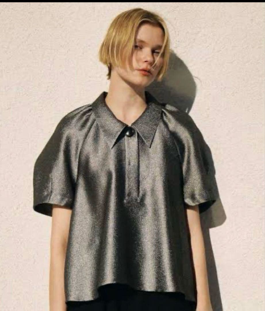 machatt メタリックパフスリーブブラウス メタリックパフブラウスのご紹介です☺︎ フォルムが可愛くて軽くて着