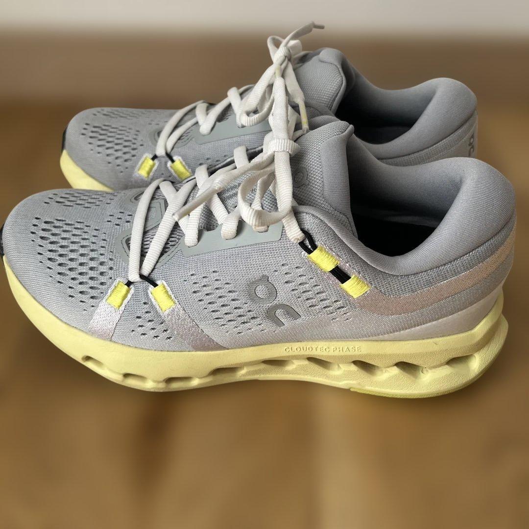 【おだんご】On ランニングシューズ クラウドサーファー2 23.5cm