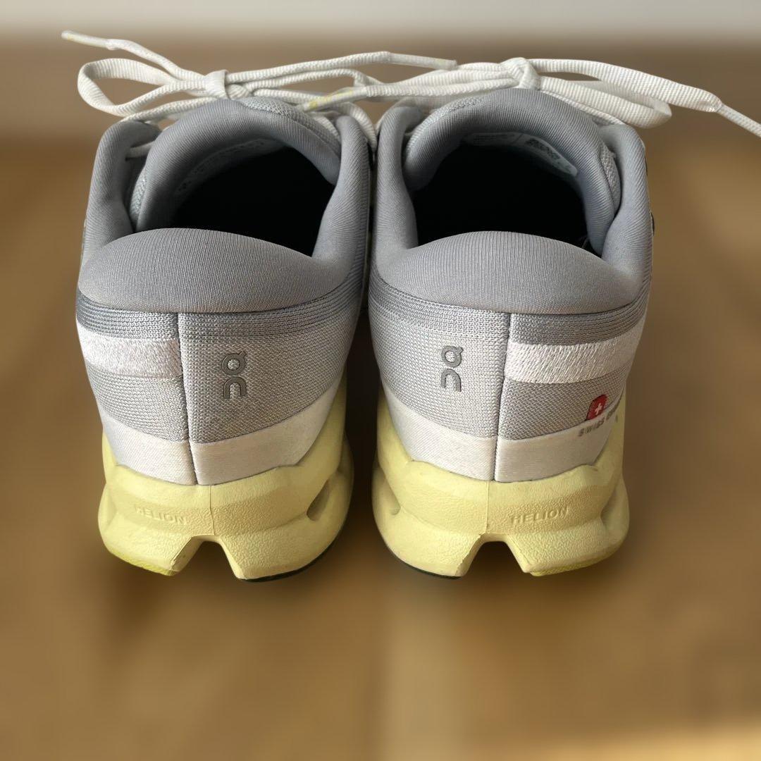 【おだんご】On ランニングシューズ クラウドサーファー2 23.5cm