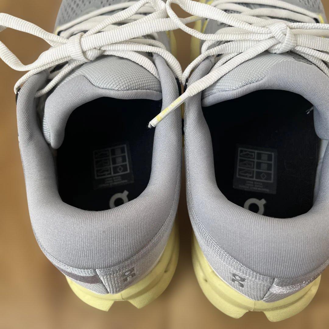 【おだんご】On ランニングシューズ クラウドサーファー2 23.5cm