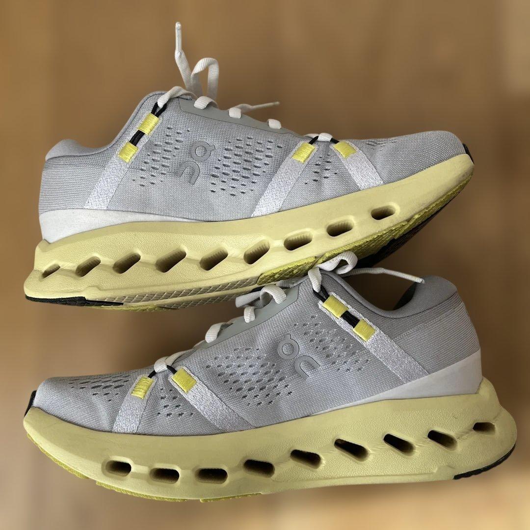 【おだんご】On ランニングシューズ クラウドサーファー2 23.5cm