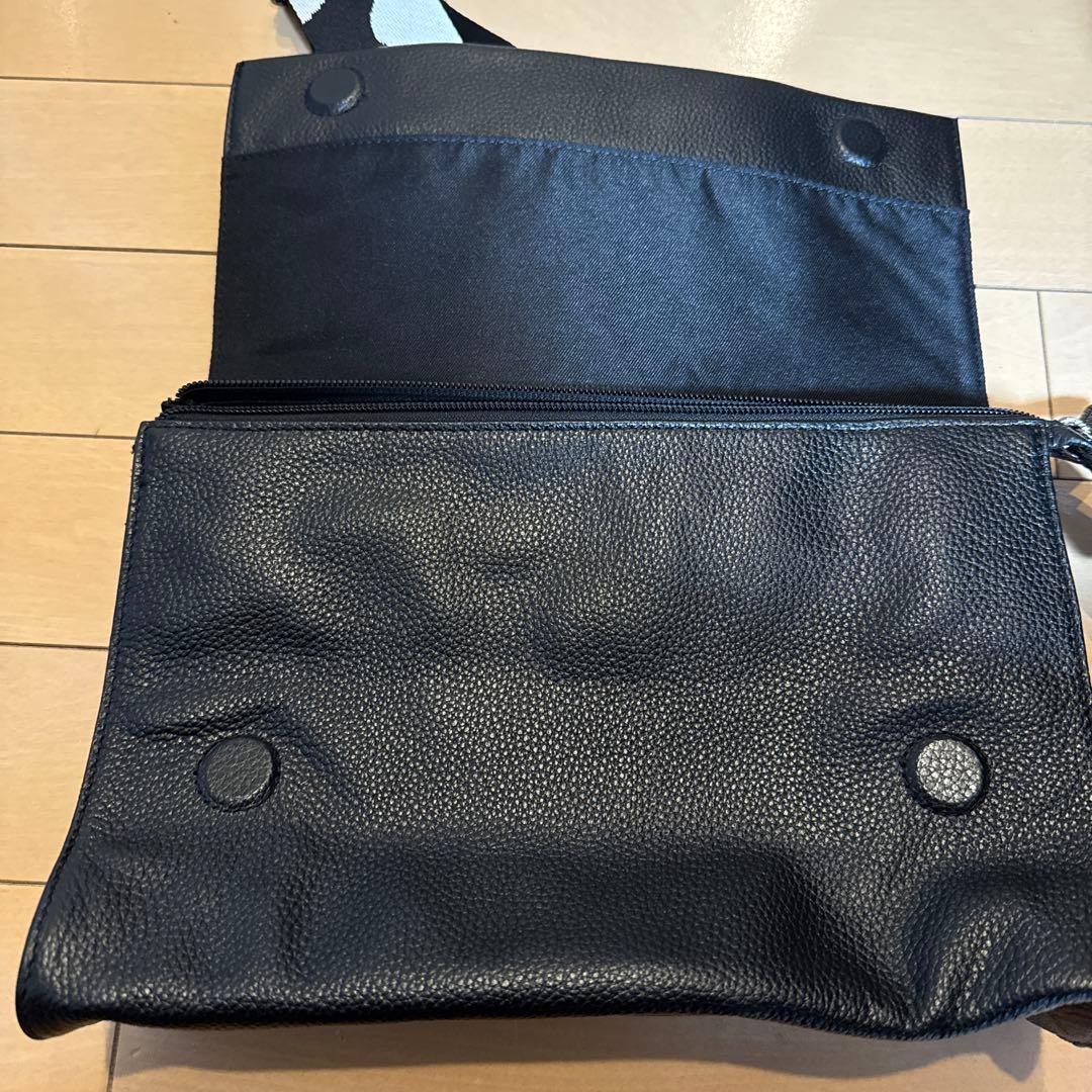 イアパピヨネ　《本革/470g》ワイドテープショルダーバッグ/ボディバッグ