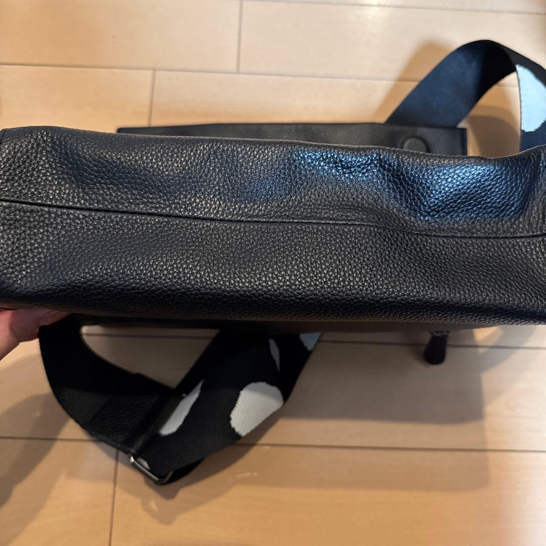 イアパピヨネ　《本革/470g》ワイドテープショルダーバッグ/ボディバッグ