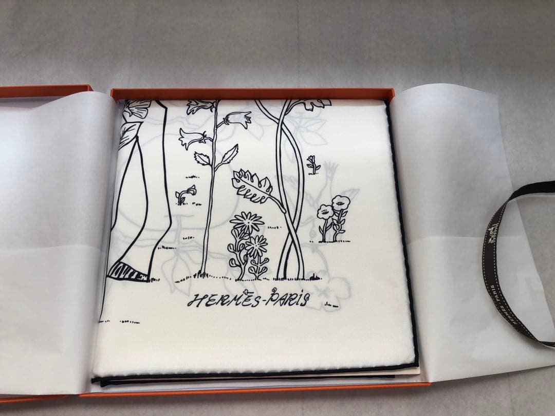 新品　エルメス　カレ 90 《ル・ポミエ・セリエ》　白黒　26春夏　新作