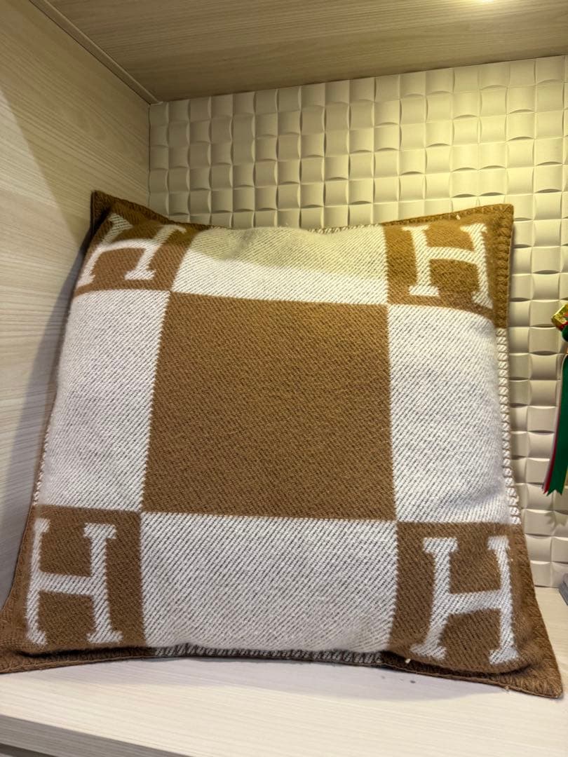 エルメス HERMES クッション アヴァロンIII PM エルメスクッション シンプルで上品♪》 エルメス クッション アヴァロン III PM (HERMES