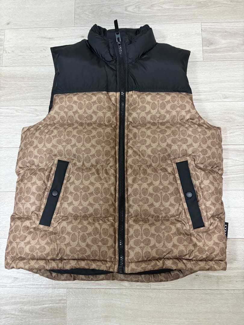 coach ダウンベスト COACH SS24 ブラック パッチワーク スタンドカラーノースリーブダウン