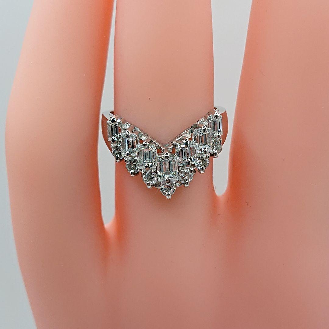 お腹ペコリん1カラットバケットカットとラウンド 天然ダイヤモンドリングV字