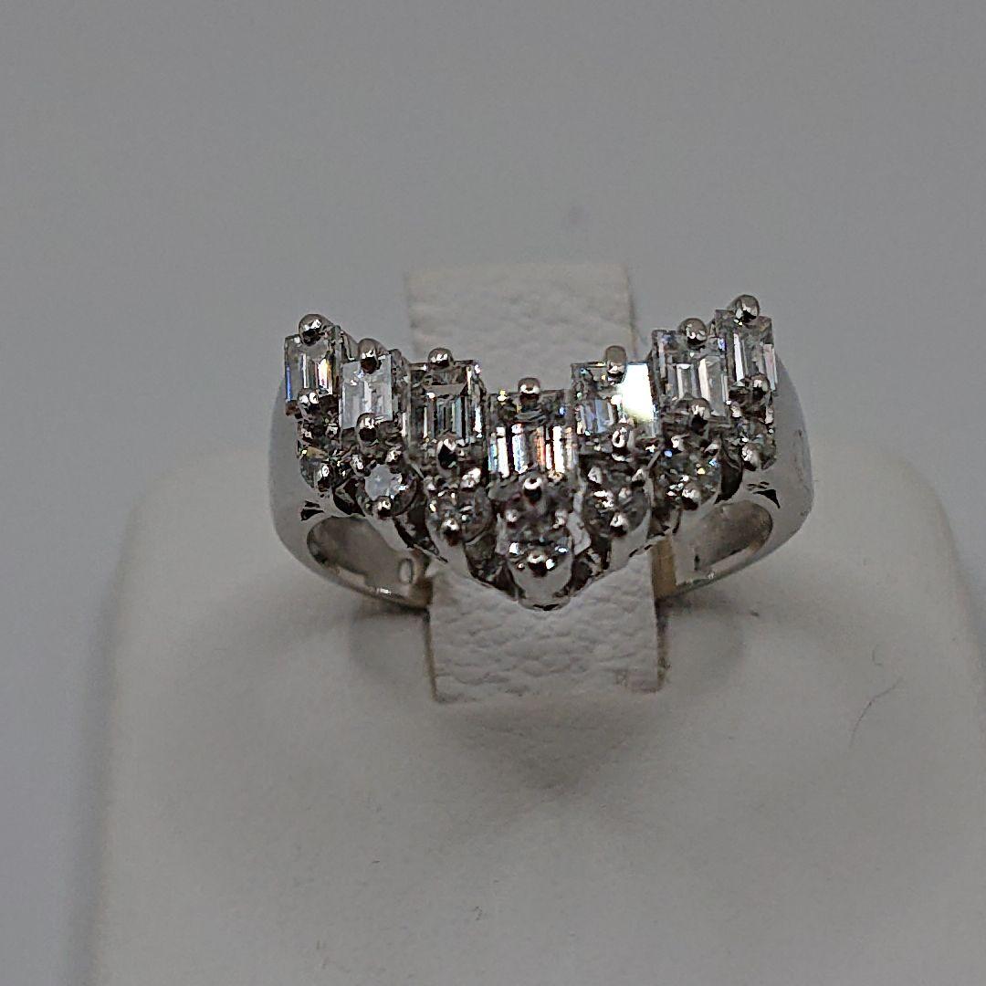 お腹ペコリん1カラットバケットカットとラウンド 天然ダイヤモンドリングV字