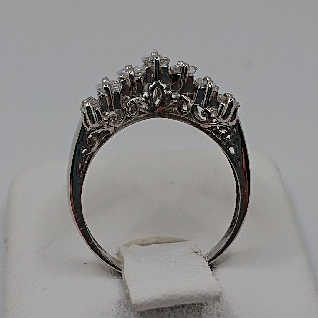 お腹ペコリん1カラットバケットカットとラウンド 天然ダイヤモンドリングV字