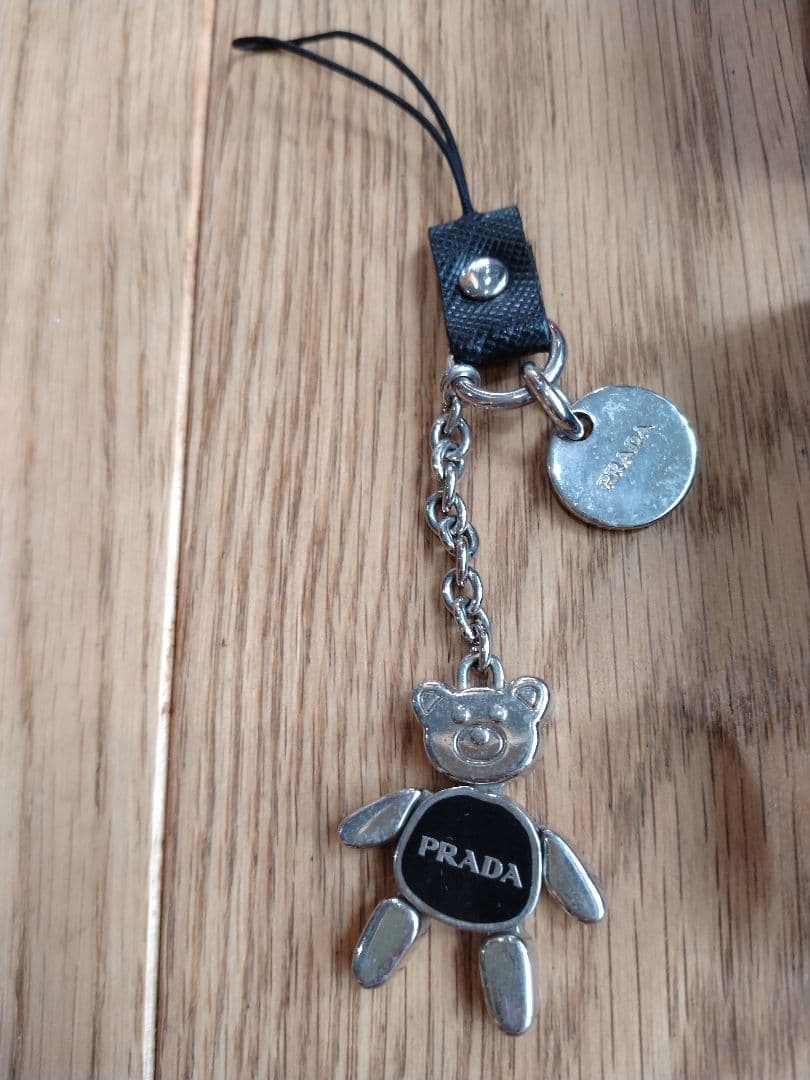 PRADA クマ型キーホルダー プラダ PRADA 熊チャーム ラインストーン くま クマ 熊 羽 チャーム 白