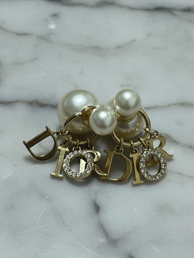 Dior パール ロゴチャーム ピアス Diorチャーム☆Dior☆TRIBALES パール ピアス (Dior/ピアス