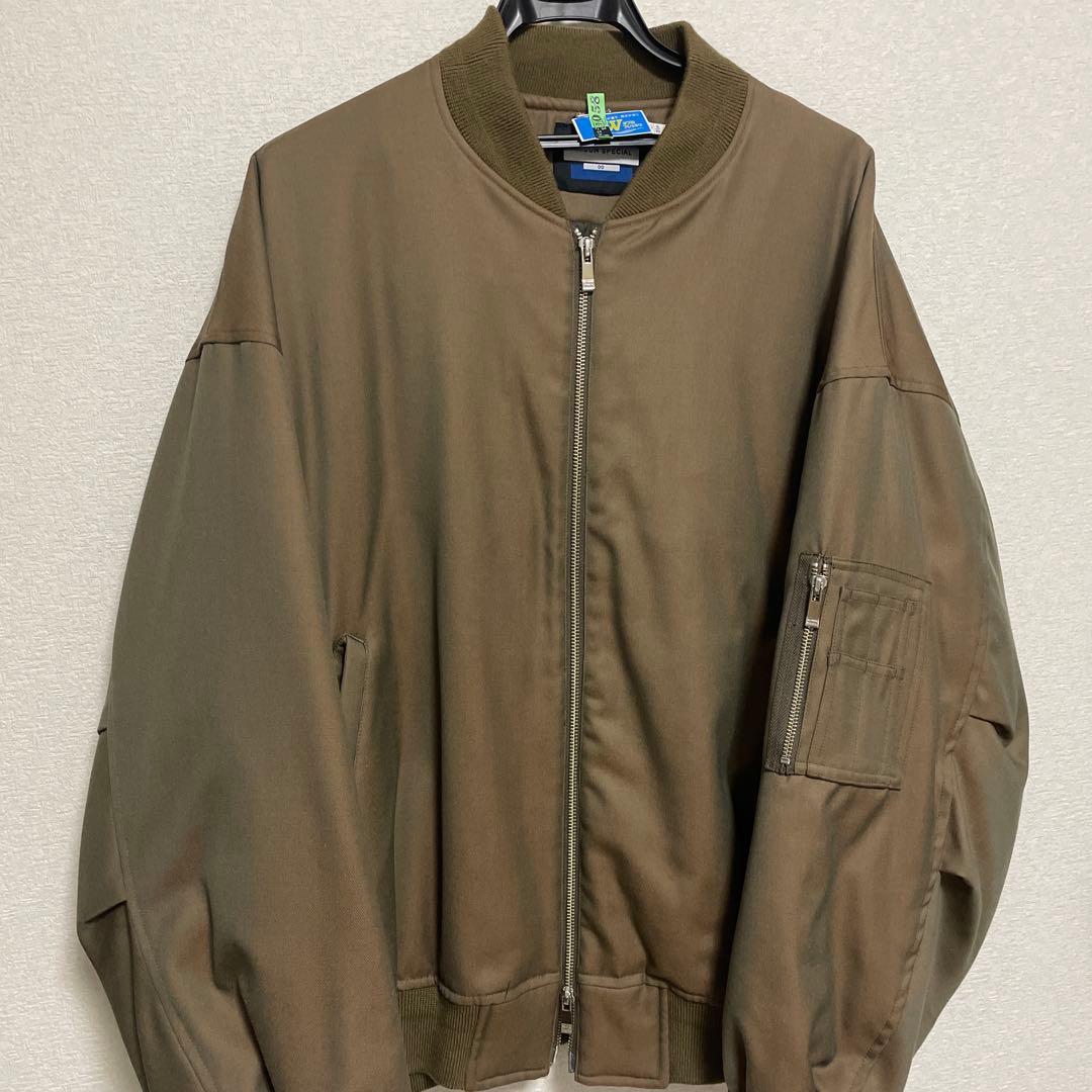 オリーブグリーン ボンバージャケット adidas（アディダス）の「カレッジ ルーズフィット ボンバージャケット