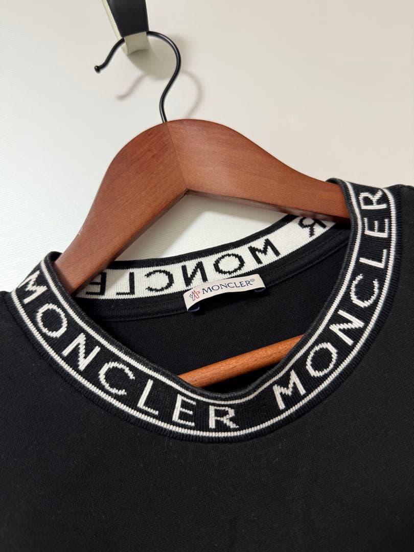 着用4回モンクレール レタリングロゴ ネック 首ロゴ ワッペン Tシャツ