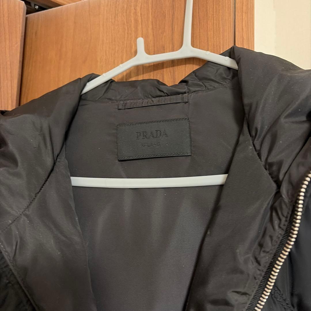 完動品すぐ発送 PRADA プラダ メタルロゴ ワッペン フーデッド ダウン