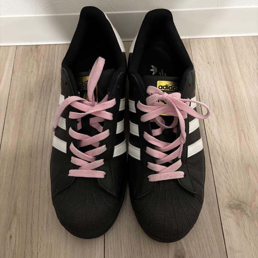 な*ん様 adidas Superstar ブラック ピンク紐 付 - メルカリ