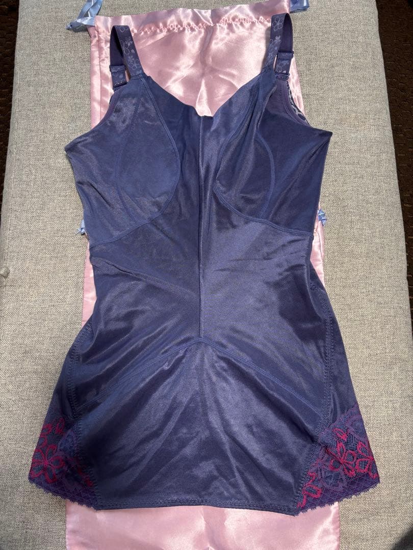 マルコ　新品保管品　C85 サクラ　ボディシェイパー　くびれ　美胸　引き締め