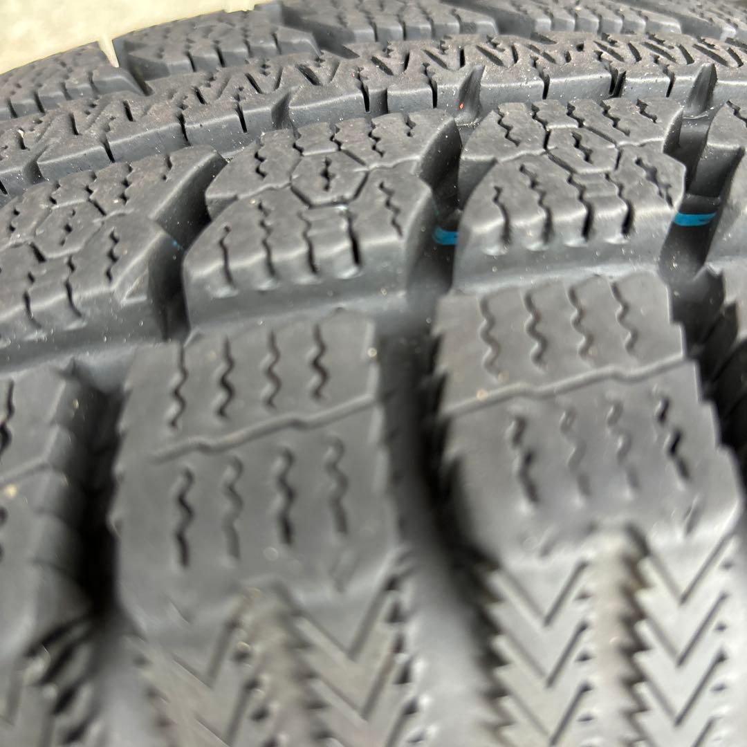 スタッドレスタイヤ4本セット 225/80/r15 ランドクルザー78プラド