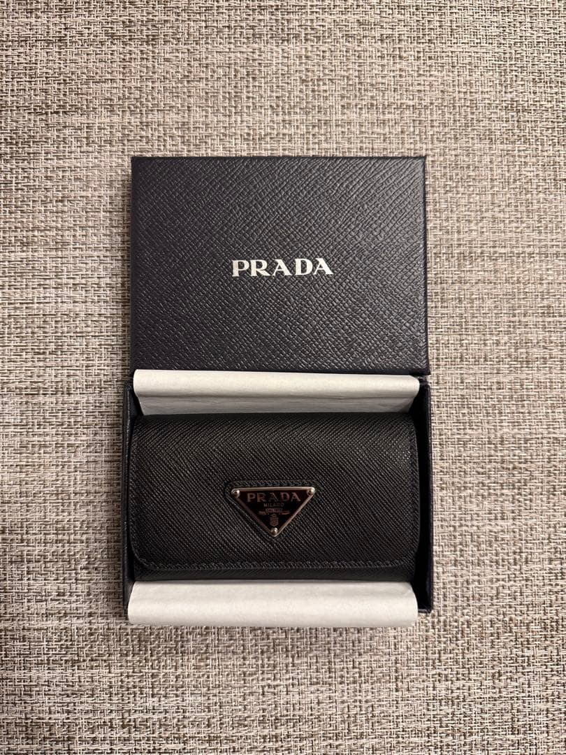 PRADA ブラックレザーキーケース 箱付き - メルカリ