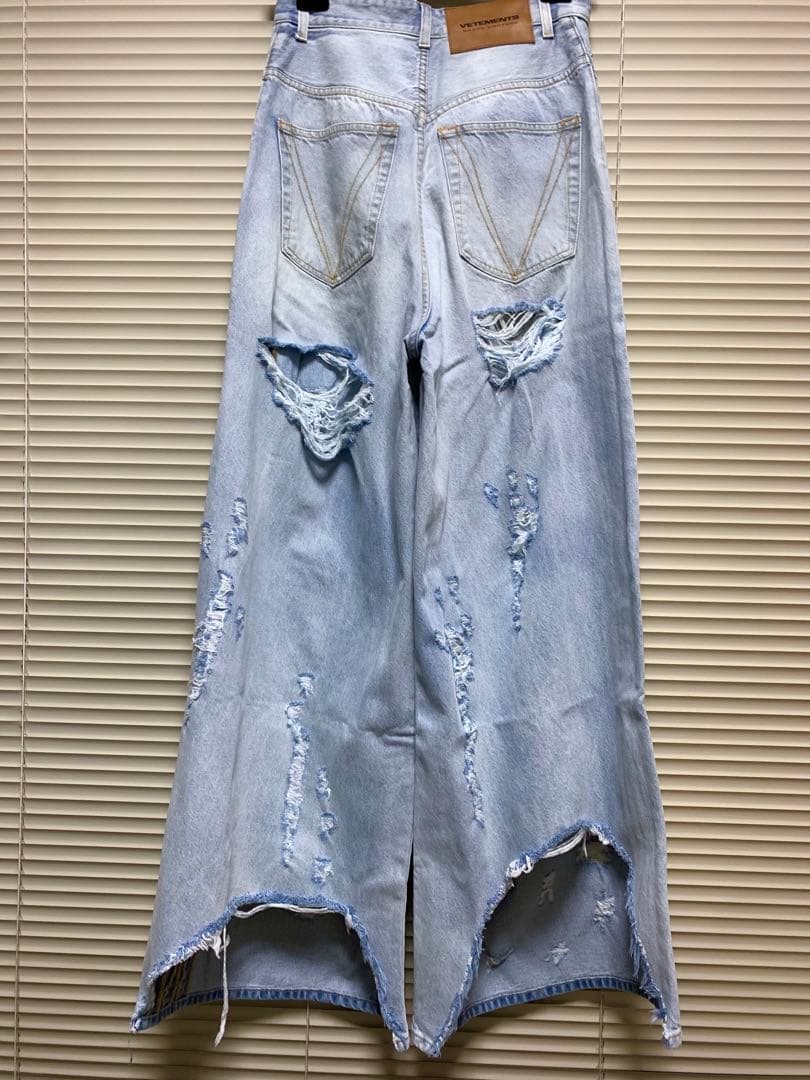 ちゃんみな 登坂着《 VETEMENTS 》Destroyed Jeans 28 - メルカリ