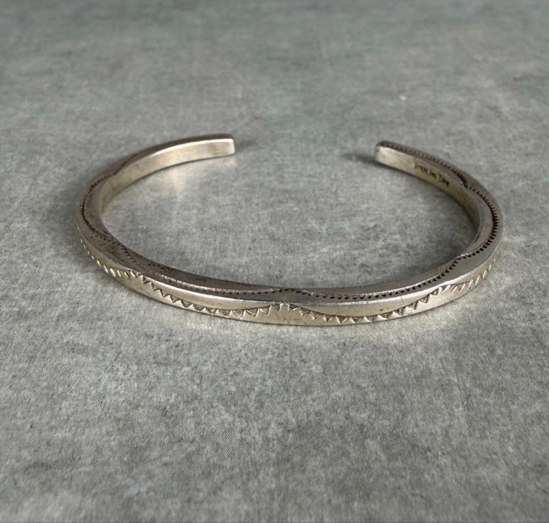 ナバホ族 Tahe刻印 スタリーリングシルバー バングル - メルカリ