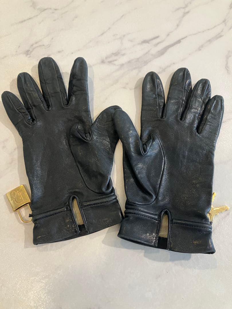 ディオール グローブ レザー手袋 黒 カデナ、鍵チャーム付き Dior