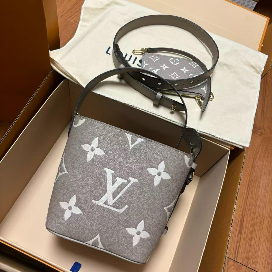 Louis Vuitton グレー ショルダーバッグ - メルカリ